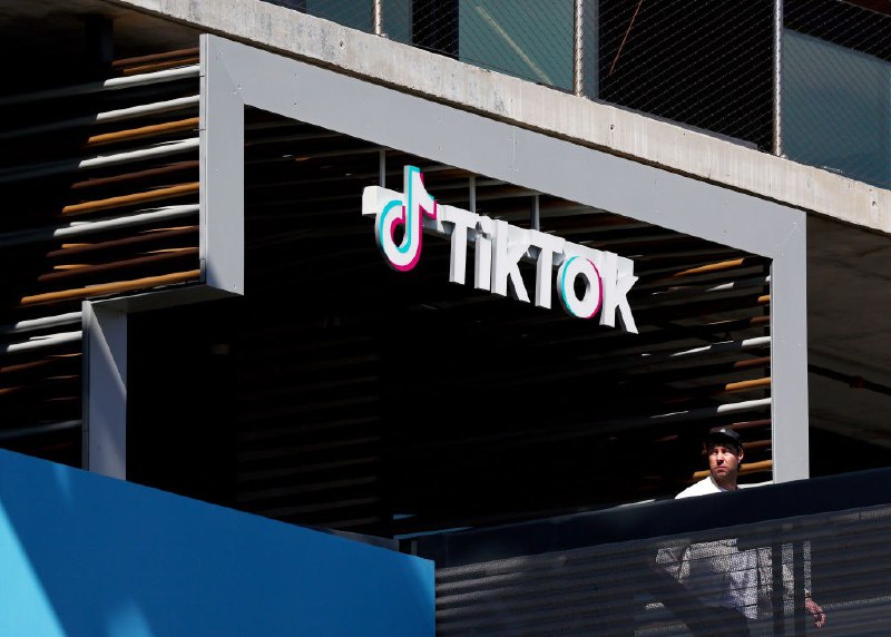 TikTok美国用户数超越Instagram和Facebook根据 Sherwood News 援引 Similarweb 的最新数据，TikTok 目前在美国的月活跃用户数（MAU）已达到 1.83 亿，同比增长 16%，在 iOS 和 Android 平台上超过了 Facebook 和 Instagram，甚至多于 Pinterest 和 Snapchat 的总和
