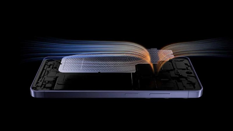 三星据报研究未来 Galaxy 手机液冷散热三星据报正在研究用于未来 Galaxy 手机的纯液冷方案，方向是从现有的均热板等被动散热，转向无风扇的液体循环散热，以应对生成式 AI、实时翻译、图像生成和大模型处理带来的持续发热