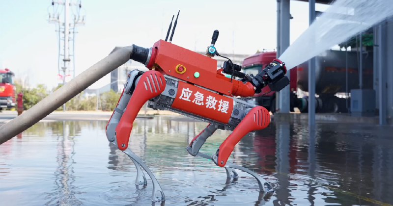 中国消防员使用机器狗配备高压水管灭火中国公司 Unitree 开发出专门用于消防救援的机器狗，基于其 B2 型号改进而成