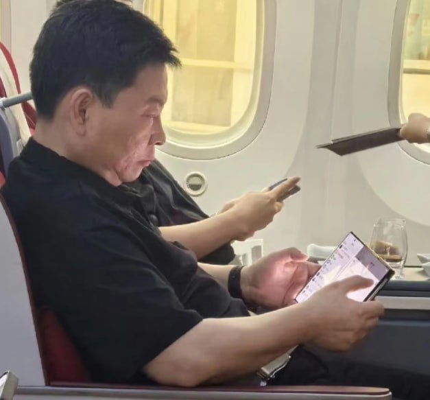 余承东“曝光”华为三折叠屏手机今天上午，多名数码博主晒出了余承东在机舱里操作一款神秘新机的照片