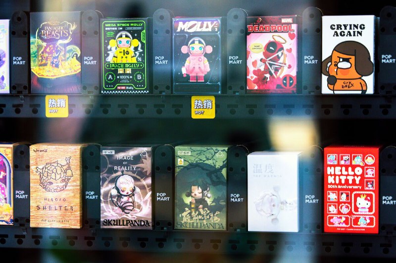 新加坡拟监管盲盒销售并要求披露抽中概率新加坡赌博监管机构与内政部拟就盲盒销售制定监管规则以降低赌博诱导风险并考虑统一并强制披露抽中指定商品的概率相关计划见于 2 月 12 日对国会质询的书面回复内政部长兼国家安全统筹部长 K Shanmugam 表示此举旨在更好管理风险盲盒热潮带动泡泡玛特与名创优品等企业收入增长泡泡玛特已在新加坡开设至少 6 家门店并举办年度展会 2025 年高端票价最高达 S$ 208 该公司未回应置评请求新规对相关产品销量影响尚不明确Bloomberg🍀在花频道  🍵茶馆聊天  📮投稿