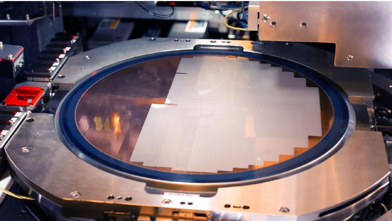 Intel 展示概念级多芯粒封装方案规模达当代 AI 芯片 12 倍Intel 展示一款概念级多芯粒封装，规模可达当前 AI 芯片的 12 倍，包含至少 16 个计算单元、8 个基底晶片和 24 组 HBM5