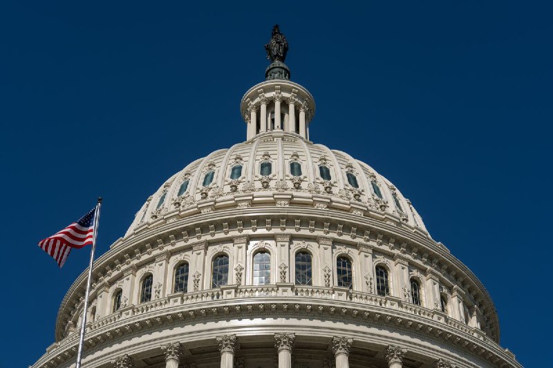 美国参议院通过法案要求英伟达、AMD 优先向美国公司供应 AI 芯片美国参议院周四晚间通过两党法案，要求英伟达和 AMD 等先进 AI 芯片制造商必须确保美国公司在中国之前获得其产品的优先供应权