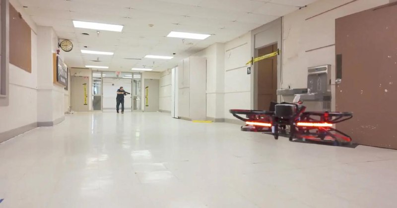 佛罗里达州试点「校园武装无人机」遏制校园枪手行凶美国佛罗里达州将在三个学区试点部署配备非致命性武器的无人机，以应对校园枪击事件