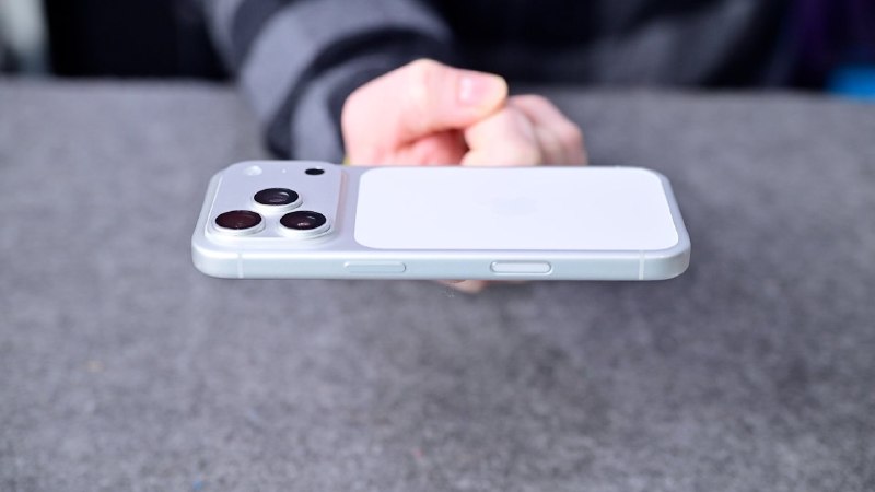  iPhone 17 Pro Max 获准参与 NASA 载人绕月任务：历经四阶段测试，严防碎片风险美国国家航空航天局（NASA）已批准 iPhone 17 Pro Max 搭载“阿耳忒弥斯 2 号”（Artemis II）执行载人绕月任务，这是该机构首次允许机组人员携带 iPhone 进入太空