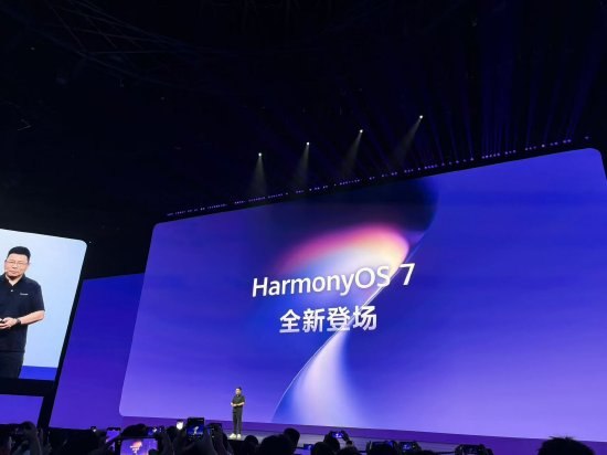  HarmonyOS 7 正式发布华为开发者大会 2026 上，终端 BG CEO 余承东宣布 HarmonyOS 7 正式发布，这是一款全场景智能操作系统，向 Agent 架构全面演进