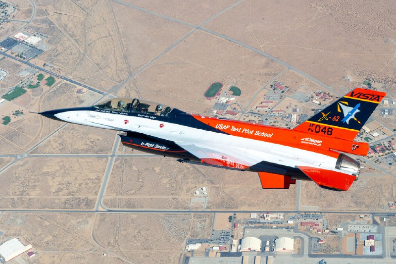美国空军部长将试乘 AI 自动驾驶的 F-16 战斗机美国空军部长 Frank Kendall 周二向美国参议院成员表示，他将在不久后亲自乘坐一架完全由 AI 驾驶的 F16 战机升空，有一名作为旁观者的保险飞行员陪同