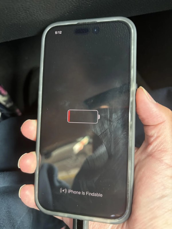iPhone15系列电量耗尽仍能显示时间运行 iOS 18 的 iPhone 15 电量耗尽后，屏幕左上角将继续显示时间，在 iPhone 14 Pro Max 上并没有看到电量耗尽后会显示时间，目前尚不清楚为何不兼容旧款机型