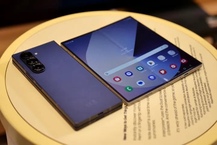 三星发布 Galaxy Z Fold 6 折叠手机三星在巴黎的Unpacked活动上正式发布了最新款的折叠手机Galaxy Z Fold 6（左右折叠款），该手机配备Snapdragon 8 Gen 3处理器