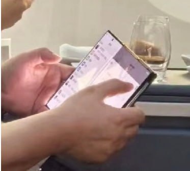 余承东“曝光”华为三折叠屏手机今天上午，多名数码博主晒出了余承东在机舱里操作一款神秘新机的照片