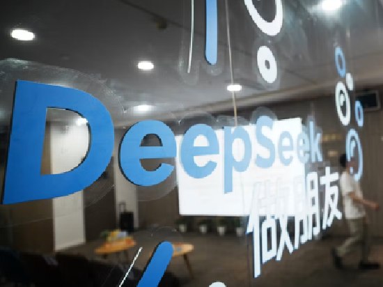  DeepSeek 前 7 月营收约 4.75 亿元，净亏损约 7.15 亿元两名知情人士透露，DeepSeek 2026 年前 7 个月营收约 4.75 亿元，约为 2025 年全年十倍；同期净亏损约 7.15 亿元，低于 2025 年全年 9.35 亿元