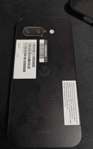 Google Pixel 9a 真机照片曝光，配置细节浮出水面新一代中端机型 Pixel 9a 真机照片在社交媒体流出