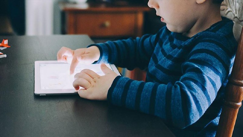 土耳其拟立法禁止 15 岁以下儿童使用社交媒体土耳其家庭和社会服务部部长 Mahinur Özdemir Göktaş 表示，政府拟于本月底向议会提交法案草案，禁止社交媒体平台向 15 岁以下儿童提供服务或开设账户