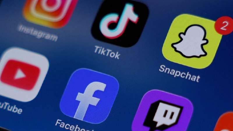 法国国民议会通过 15 岁以下未成年人社交媒体禁令法案法国国民议会 1 月 27 日通过法案，拟禁止 15 岁以下未成年人使用社交媒体及大型平台内嵌的社交功能，理由是担忧网络霸凌与心理健康风险