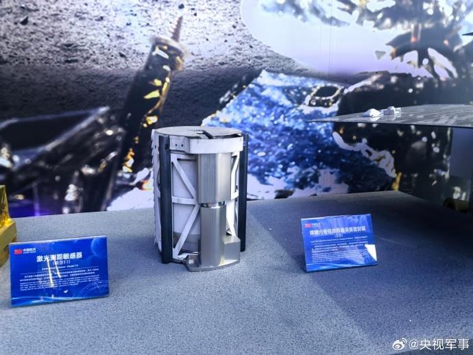 嫦娥六号取回的月背月壤样品首次亮相中国航展在第十五届中国航展现场，嫦娥六号从月球背面采样返回的月壤样品在展馆亮相
