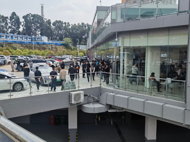 大量小米汽车预定用户误锁单痛失 5000 元，从截图玩玩到开启维权之路一夜之间，朋友圈的"SU7 车主"们已经从小米铁粉化身为了维权斗士，在各个社交平台上@雷军 要求退还 5000 定金，原因是自己"没真想买"，"说好的七天无理由退订"