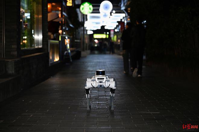 “成都造”机器狗在宽窄巷子当夜间“巡逻员”，机器人进入景区将迎常态化10月30日晚，宽窄巷子景区迎来了首位“巡逻员”机器人狗“灵瞳”，执行夜间安全巡逻任务，包括火灾防范和治安维护等