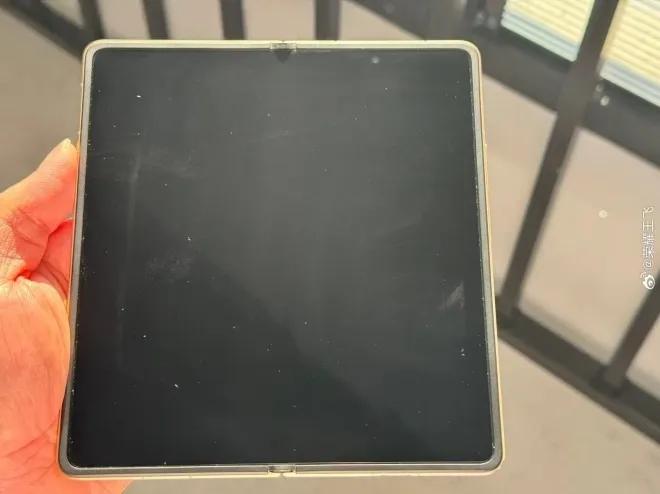 荣耀与 OPPO 拟推出“无折痕”折叠屏手机，Magic V6 将于 3 月 1 日发布荣耀与 OPPO 近日相继预热其新一代折叠屏手机，重点解决屏幕折痕问题