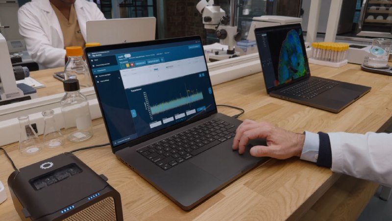晚上开发布会的原因 ——  MacBook Pro 新配色深空黑深色铝制饰面，使用特殊化学工艺形成阳极氧化密封从而大大减少指纹