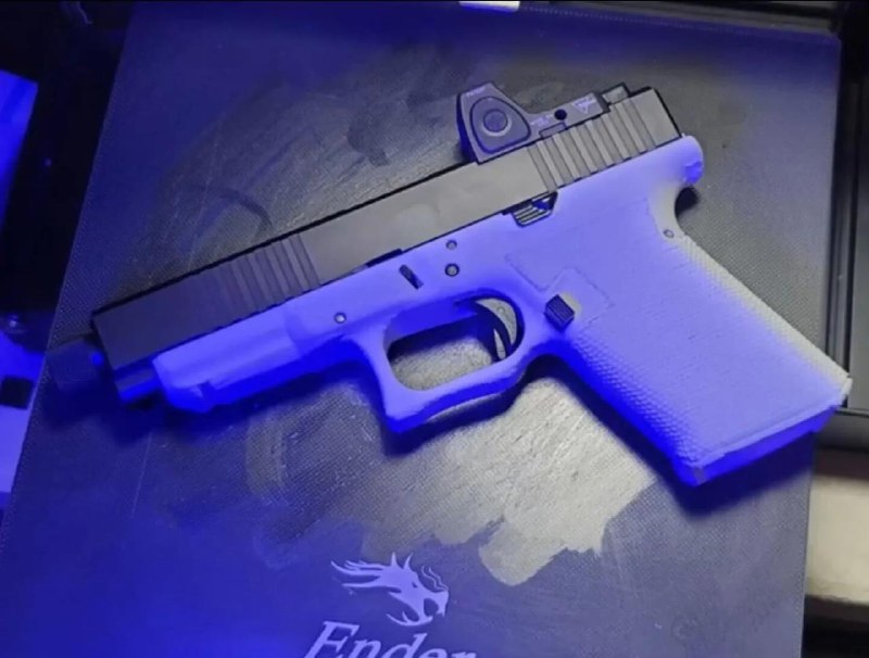 3D打印"幽灵枪"成为犯罪工具，凸显技术进步的隐忧警方称，涉嫌谋杀联合健保CEO的嫌疑人Luigi Mangione使用了一把名为FMDA 19.2的3D打印"幽灵枪"