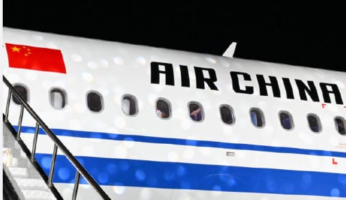国产大飞机首次身披五星红旗：国航首架 C919 飞抵北京今天（8 月 29 日），中国国际航空公司（下称国航）和中国南方航空公司（下称南航）的首架 C919 飞机依次从上海浦东机场起飞，分别飞往北京首都机场与广州白云机场