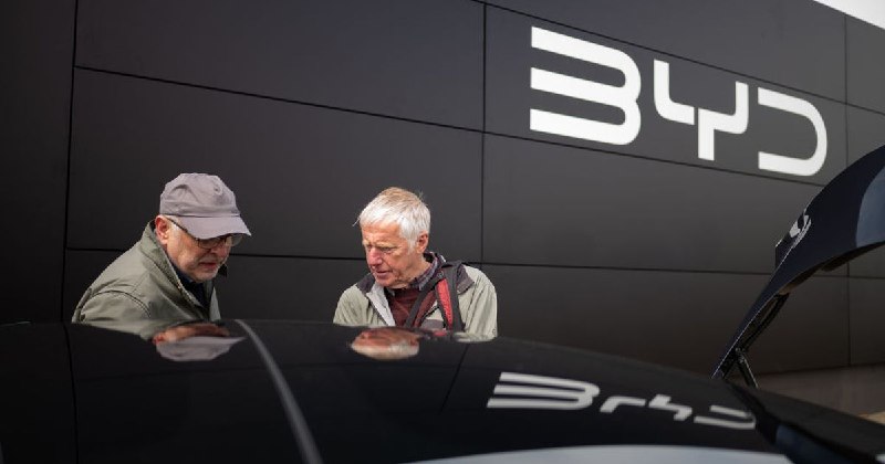 中国品牌推动英国新车销量重回 200 万辆以上英国新车销量自疫情爆发前以来首次突破 200 万辆，主要得益于比亚迪等中国品牌在这一欧洲第二大电动汽车市场份额的不断扩大