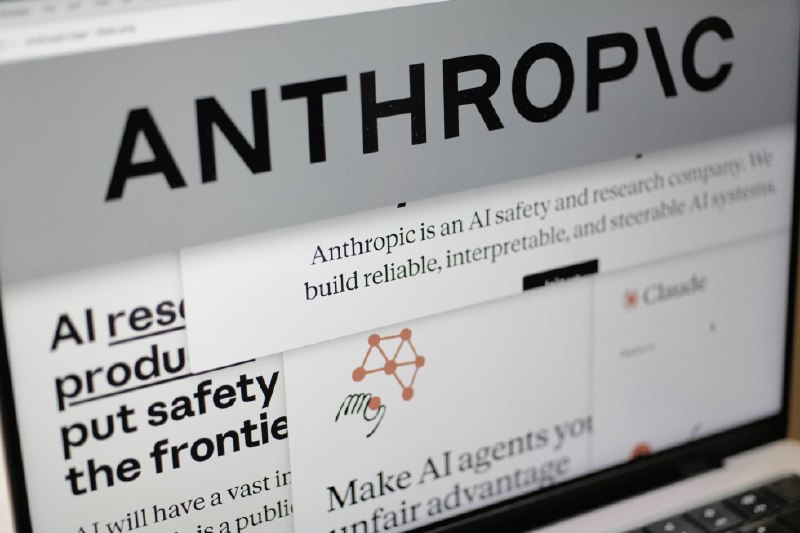  美国官员称 Anthropic Mythos 模型在测试中发现机密系统漏洞一名美国官员向美联社透露，在近期与美国情报机构合作的测试中，Anthropic 的 Mythos 模型在数小时内找出了美国政府机密系统中的多项漏洞