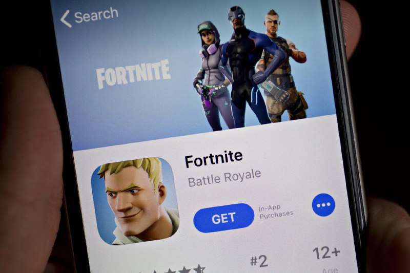 Epic请求法院强制苹果在美区App Store上架《堡垒之夜》Epic目前正向美国法院申请强制令，要求苹果立即在美国区App Store重新上架《堡垒之夜》，但苹果拒绝，称需等先前上诉裁定后再处理