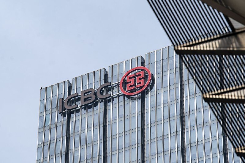 中国工商银行将在香港机场开设贵金属仓库，助力香港打造全球黄金中心中国最大的国有银行工商银行计划在香港国际机场开设贵金属仓库，这将促进该银行的交易业务并支持香港成为全球黄金中心的雄心
