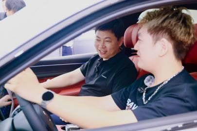 问界新 M5 开启全国大规模交付，华为余承东亲自向首批车主交车今天，问界新 M5 正式开启全国大规模交付，华为常务董事、终端 BG 董事长、智能汽车解决方案 BU 董事长余承东亲临交付现场，将新车钥匙递交到首批车主手中