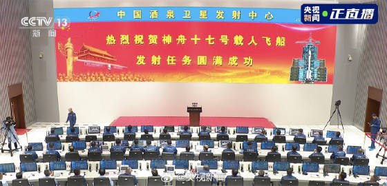 神舟十七号载人飞船发射取得圆满成功！北京时间 10 月 26 日 11 时 13 分 59 秒，搭载神舟十七号载人飞船的长征二号 F 遥十七运载火箭在酒泉卫星发射中心点火发射