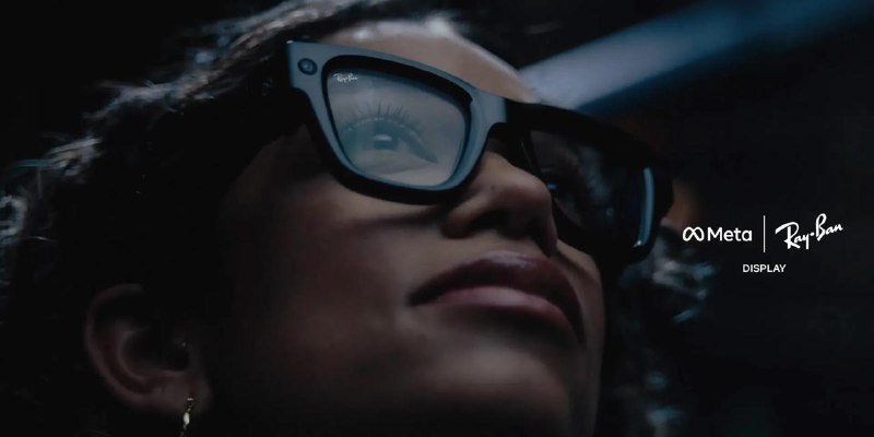  Meta 新款 Ray-Ban 显示智能眼镜曝光，配备头戴显示屏与厚重设计在 Meta Connect 2025 大会召开前夕，一段泄露视频曝光了 Meta 与 EssilorLuxottica 合作推出的新款 Ray-Ban 智能眼镜“Meta Ray-Ban Display”