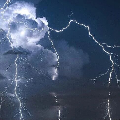 甲骨文评级遭下调至"减持" 巴克莱警告或于 2026 年 11 月耗尽现金11 月 11 日，巴克莱银行将云计算公司甲骨文的债务评级下调至"减持"，并警告其可能在 2026 年 11 月耗尽现金