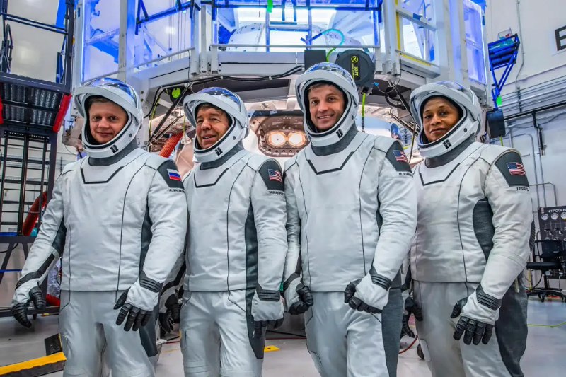 SpaceX 完成 NASA Crew-8 发射任务，把美国和俄罗斯宇航员送往国际空间站3 月 4 日消息，今日，SpaceX 借助其载人龙飞船“奋进号”在佛罗里达州肯尼迪航天中心 LC-39A 发射场完成了 NASA 第八次载人航天任务（Crew-8），把三名美国宇航员和一名俄罗斯宇航员送往国际空间站