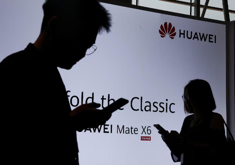 华为营收重返巅峰 多元化发展突破美国制裁华为预计确认2024年营收达8600亿元人民币(约1180亿美元)，接近2020年美国制裁前8910亿元的峰值
