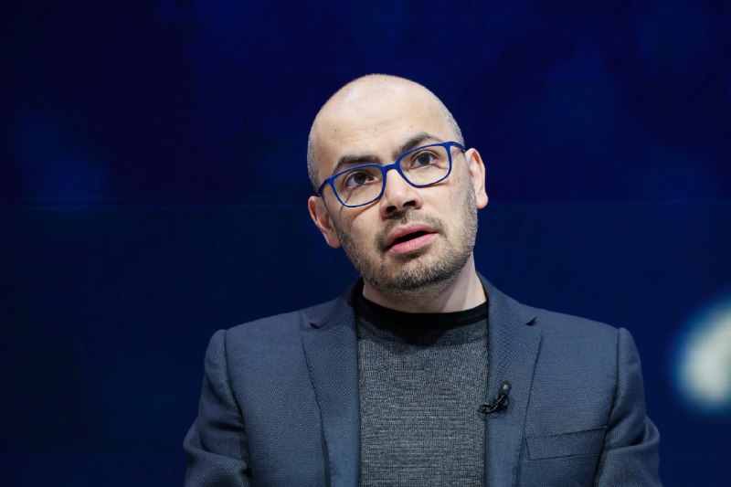 DeepMind CEO 呼吁美国主导成立全球 AI 监管机构Google DeepMind CEO Demis Hassabis 呼吁由美国主导成立一个全球 AI 监管机构，力争在今年年底前开始运作