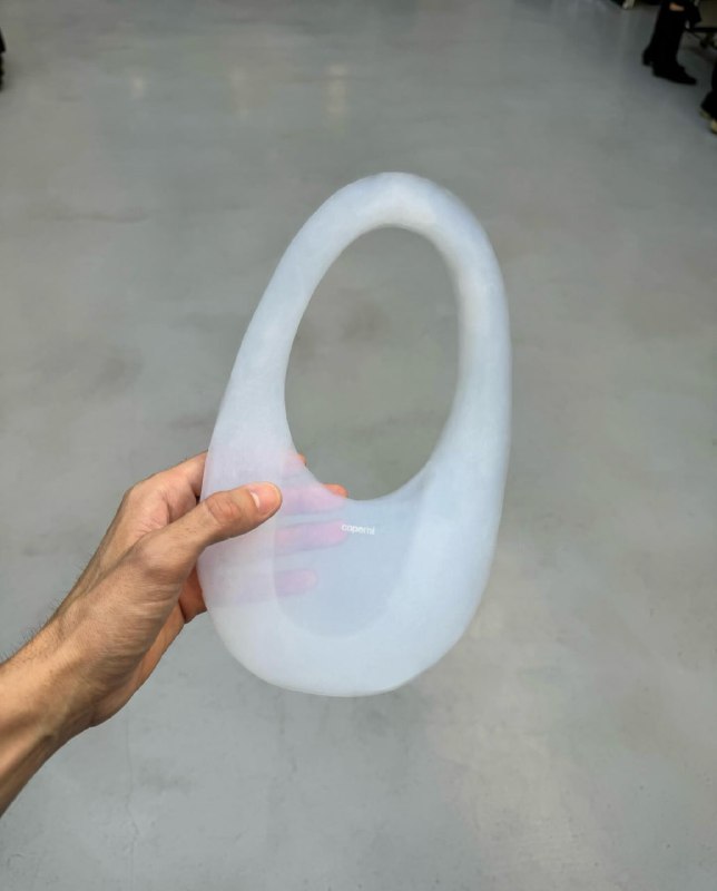 时装品牌推出由 99% 空气和 1% 玻璃组成的"空气包"在巴黎时装周上，时尚品牌 coperni 推出了 Air Swipe，这是一款由 NASA 的二氧化硅气凝胶制成的包袋，该纳米材料可以承受 1200 摄氏度的极端高温和 4000 倍于自身重量的压力，是地球上最轻的固体，Air Swipe 也是该材料迄今制成的最大物体