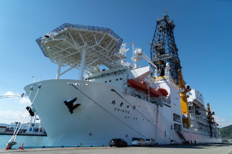 日本成功在 5700 米深海试掘稀土泥，拟于 2027 年进行海底测试日本政府正加速推进深海稀土开采计划，据政府消息人士称，由日本海洋地球科学技术机构（JAMSTEC）运营的深海钻探船“知急”已成功从深海底部试掘稀土泥，发掘地点位于距东京约1900公里的南鸟岛（Minamitori Island）附近约5700米深处