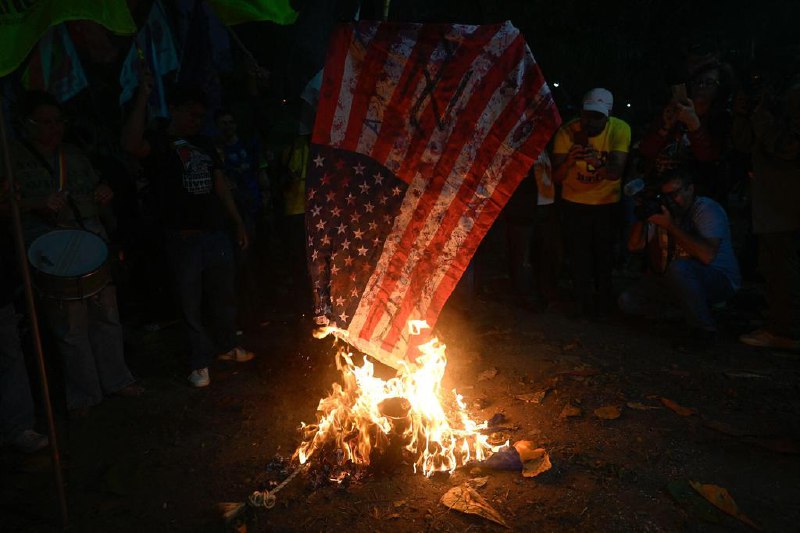 特朗普将签署行政命令 对焚烧美国国旗者提起诉讼据福克斯新闻报道，美国总统特朗普预计将于星期一（8月25日）签署一项行政命令，规定对亵渎美国国旗的人提起诉讼，其中包括焚烧国旗的行为