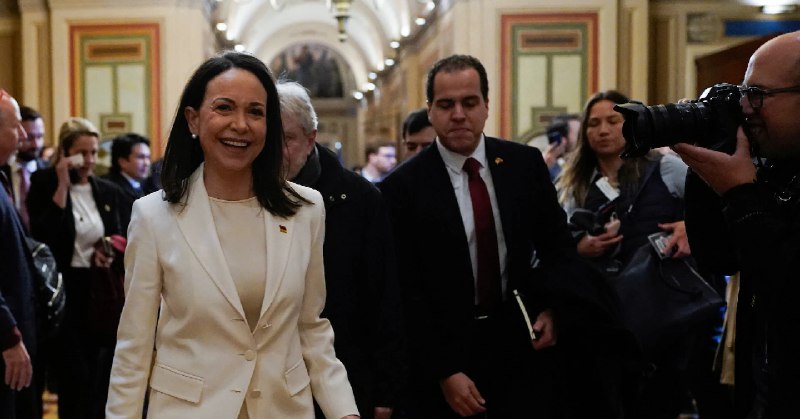 委内瑞拉反对派领袖马查多将诺贝尔和平奖奖章赠予特朗普委内瑞拉反对派领袖玛丽亚·科里纳·马查多（Maria Corina Machado）1 月 15 日在白宫会见美国总统特朗普时，将其诺贝尔和平奖奖章赠予特朗普