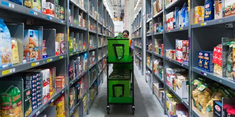 亚马逊“神户计划”曝光，2027 年推出 AI 超市挑战沃尔玛亚马逊内部“神户计划”（Project Kobe）正推进一种融合实体超级卖场与机器人仓库的新零售门店，首店位于芝加哥郊外的 Orland Park，预计 2027 年底开业