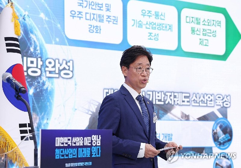 韩国计划 2030 年登月韩国宇宙航空厅 3 日宣布新版宇航战略，计划到 2035 年建成由数百颗卫星组成的韩国型低轨卫星通信网，并把登月目标从 2032 年提前到 2030 年