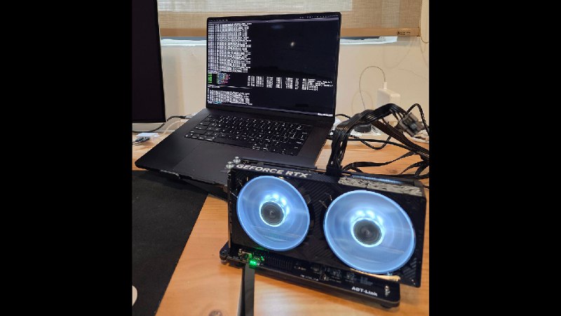 TinyCorp 成功让 MacBook 通过 USB4 运行 Nvidia GPUAI 初创公司 TinyCorp 成功开发出驱动程序，让 Nvidia RTX 30、40、50 系列显卡能够通过外置 GPU 扩展坞在 ARM 架构的 MacBook 上运行