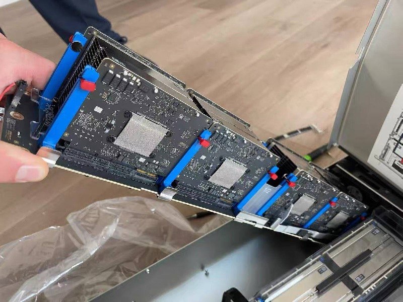  网传 Apple 服务器硬件内部照片曝光，或用于专用云计算一组自称是 Apple 自研芯片的服务器硬件内部照片在网上流出