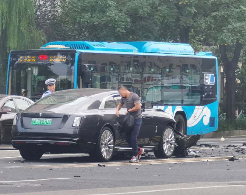 知名车评人陈震的劳斯莱斯发生车祸 交警确认事故正在处理10月3日下午，网友曝出知名车评人陈震发生交通事故的图片