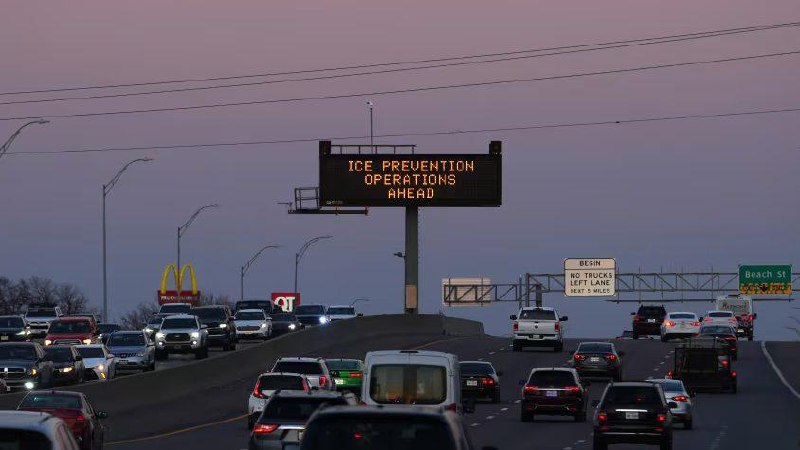 美国国土安全部据报建议联邦应急管理局冬季预警避用 ICE据知情人士称，美国国土安全部提醒美国联邦应急管理局要求他们在向公众发布天气信息（如大范围冬季风暴预警）时，避免使用 “ice” （冰）一词，以免引发公众对“移民和海关执法局”（ICE）的联想和嘲讽