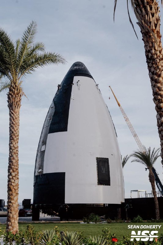 SpaceX耗资29亿美元打造的NASA大型星际飞船HLS原型机亮相据一位最近参观过 SpaceX 德克萨斯设施的教育工作者称，Starship HLS 的早期模拟设计包括两层，空间足以在 40 英尺高的天花板上支持 20 名宇航员