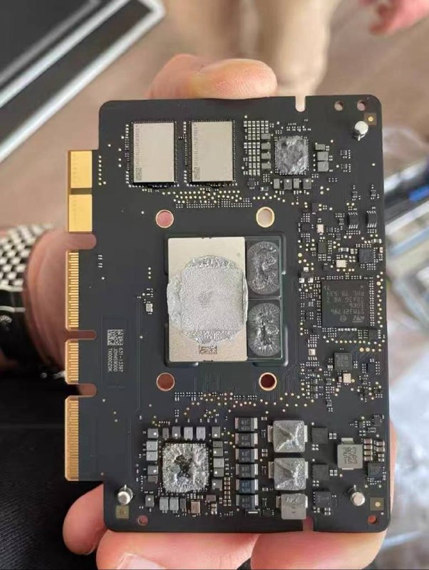  网传 Apple 服务器硬件内部照片曝光，或用于专用云计算一组自称是 Apple 自研芯片的服务器硬件内部照片在网上流出