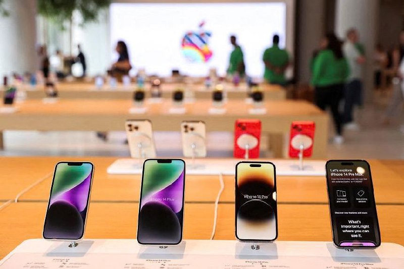韩国军方正在考虑全面禁止在军事建筑内使用iphone一群不愿透露姓名的高级军官秘密表示：空军总部于4月11日在军方内联网服务器上发布了一份内部公告，指示完全禁止任何能够进行语音录制的设备，包括所有能够录音的智能手表和可穿戴设备