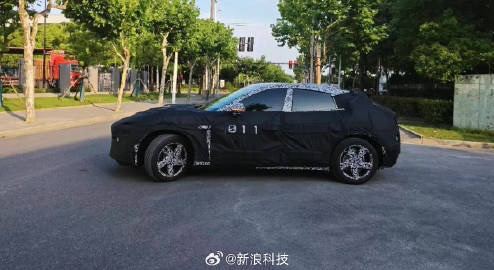 疑似小米SUV路试谍照曝光昨晚上有大量汽车博主放出了一组「小米汽车首款 SUV」的路试谍照